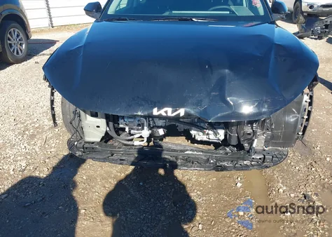 2025 Kia K4 Lxs из США, поврежденный, VIN 3KPFT4DE4SE148810